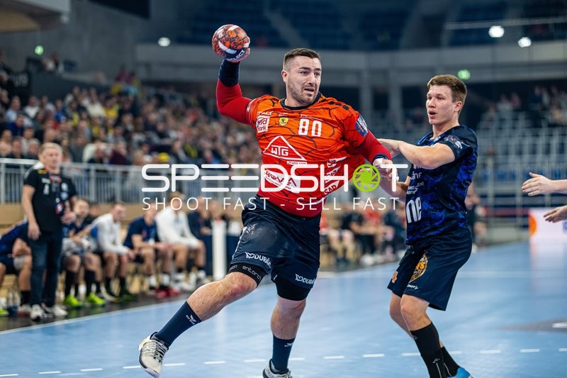 Ein Spieler von Rhein-Neckar Löwen versucht ein Tor zu werfen.