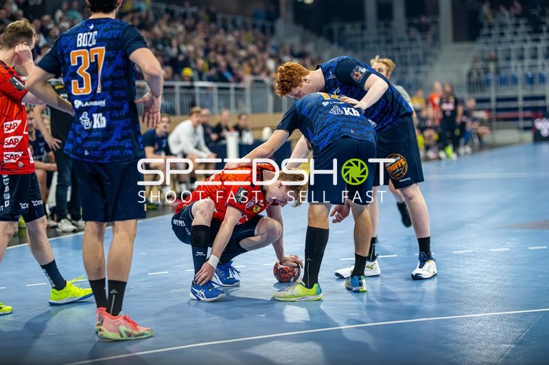 Kampf um den Ball während eines Handballspiels.