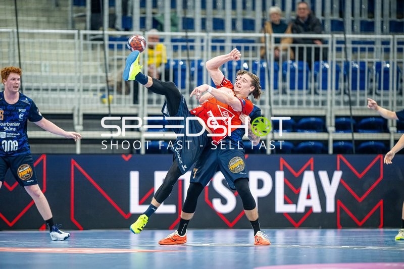 Juri Knorr von den Rhein-Neckar Löwen beim Torwurf unter Druck von der gegnerischen Verteidigung