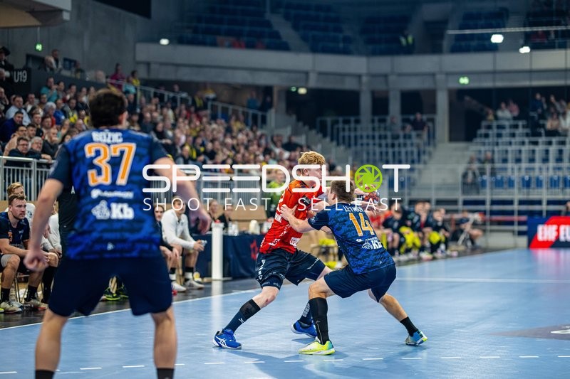 Ein Spieler von Rhein Neckar Löwen wird von einem Gegenspieler in der Verteidigung gestoppt.