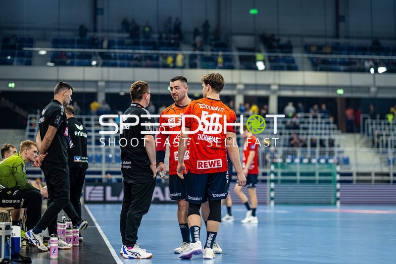 Spielerbesprechung an der Seitenlinie