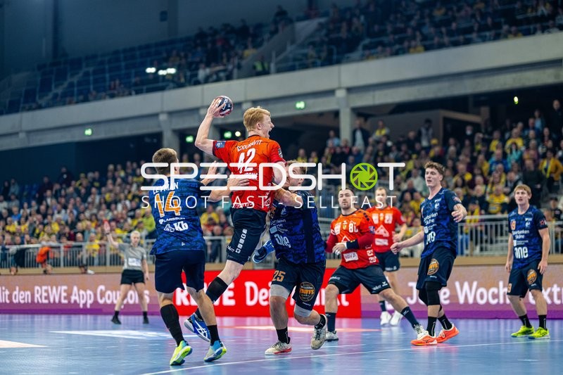 Jon Lindenchrone Andersen von Rhein-Neckar Löwen springt zum Wurf.