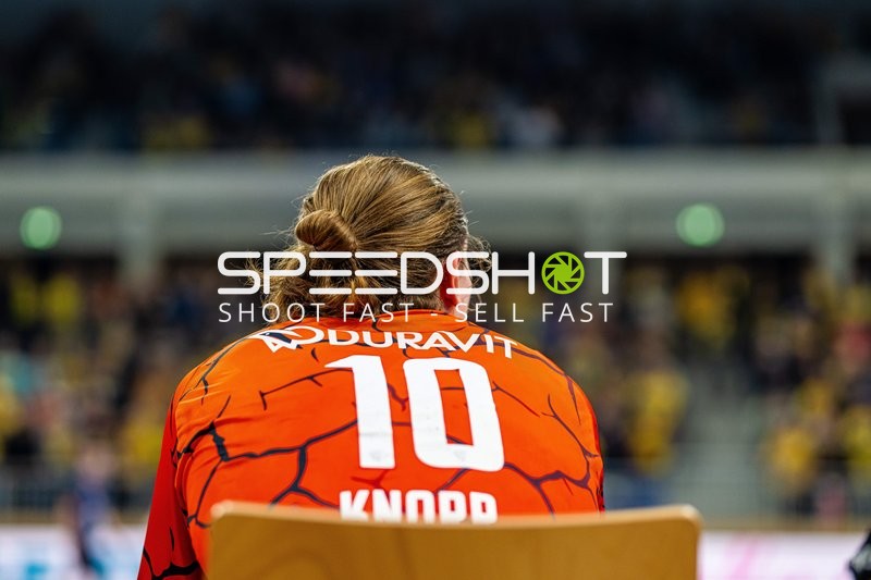 Spieler sitzt auf der Bank