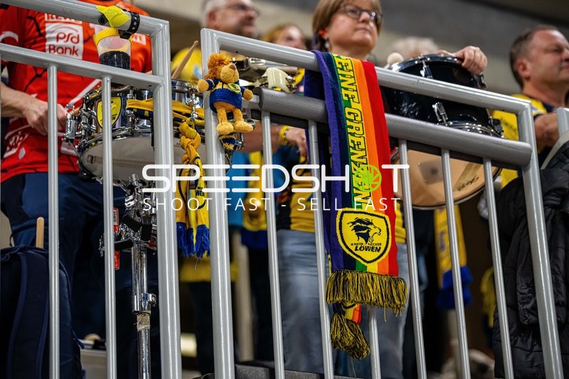 Fans feiern und unterstützen ihr Team mit Trommeln und Schals.