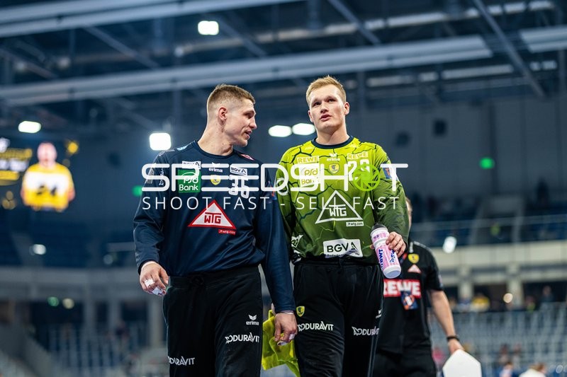 Spieler gehen zusammen nach dem Spiel