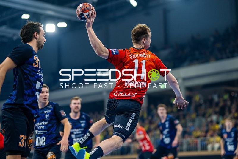 Ein Spieler der Rhein Neckar Löwen, Arnor Snaer Oskarsson, springt in die Luft und wirft den Ball.