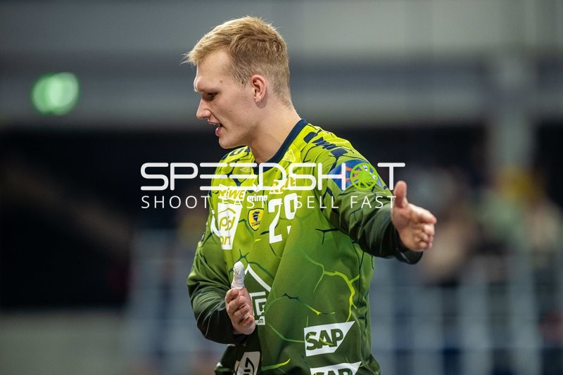 Spieler erteilt Anweisungen oder gestikuliert