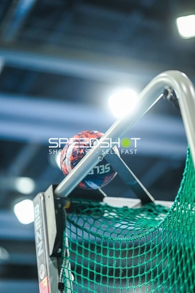 Ein Handball liegt im Netz eines Tors.