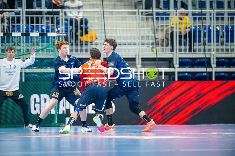 Zweikampf zwischen einem Spieler von Rhein-Neckar Löwen und einem Spieler von IFK Kristianstad.