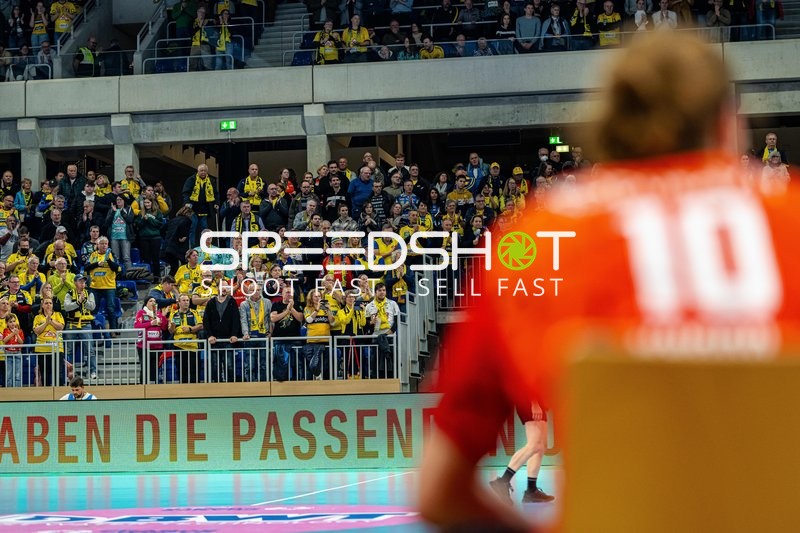 Zuschauer jubeln während eines Handballspiels.