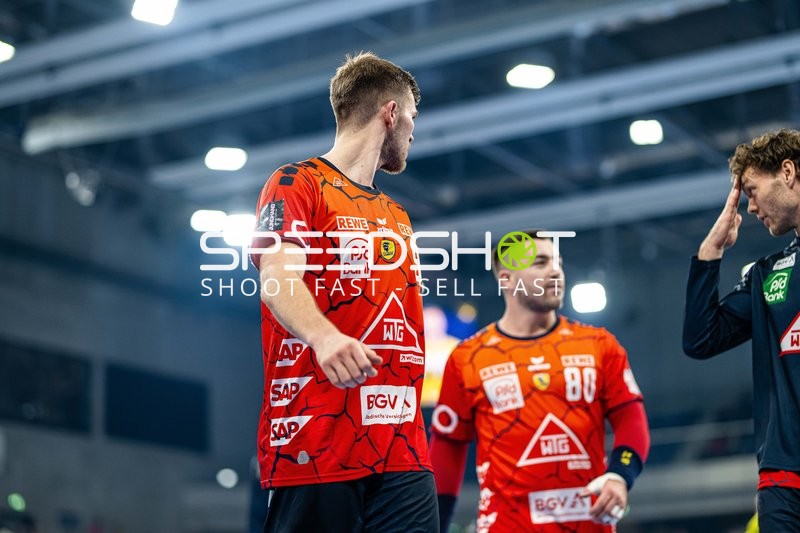 Spielbesprechung auf dem Spielfeld