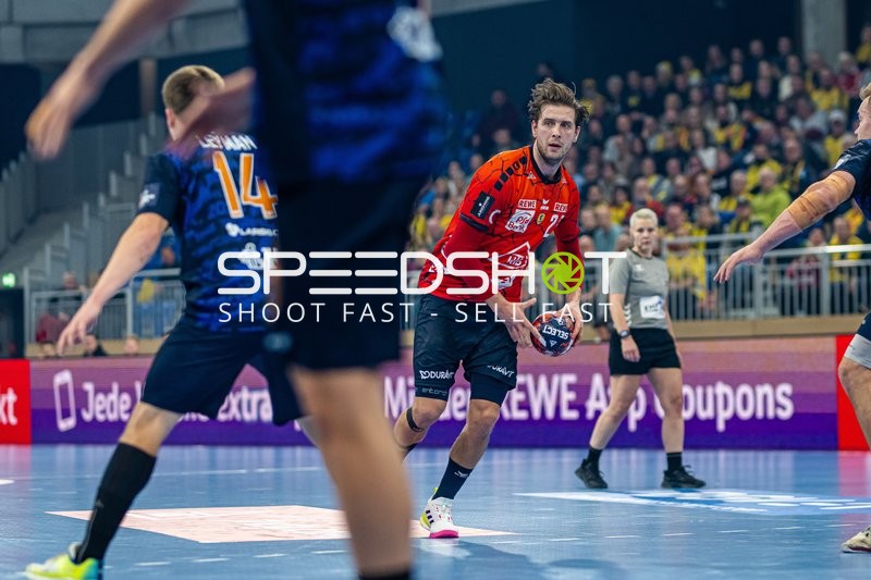 Ein Spieler der Rhein-Neckar Löwen hält den Ball bereit, um einen Spielzug auszuführen.