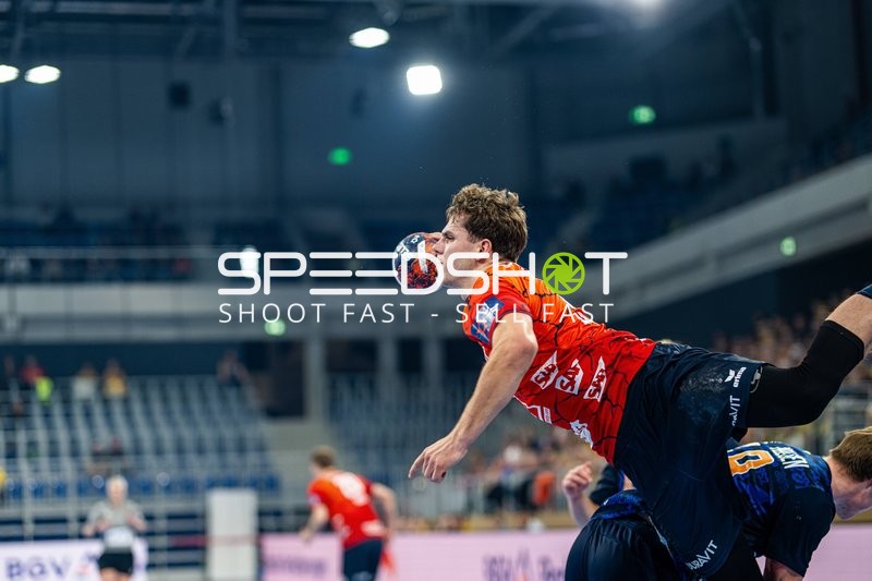 Ein Spieler von IFK Kristianstad springt, um den Ball zu werfen.
