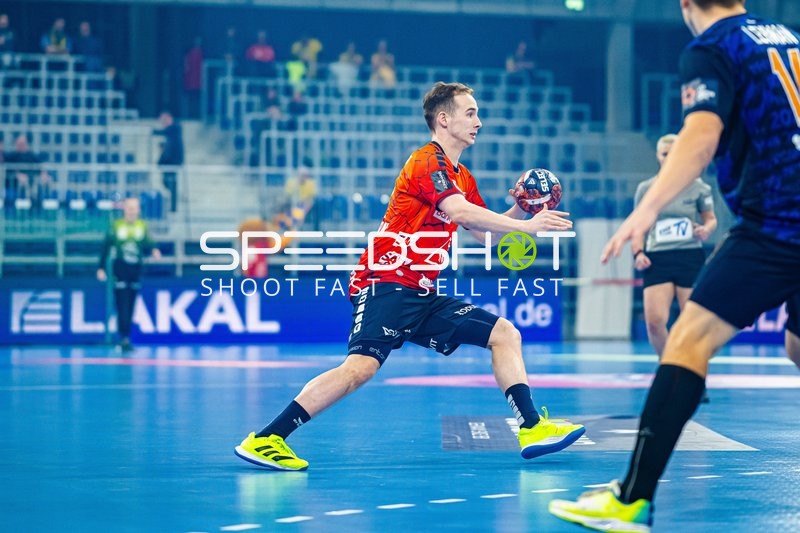 Ein Spieler von IFK Kristianstad passt den Ball während des Spiels.