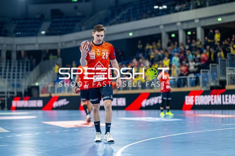 Spieler hält den Ball, bereit für den Angriff.