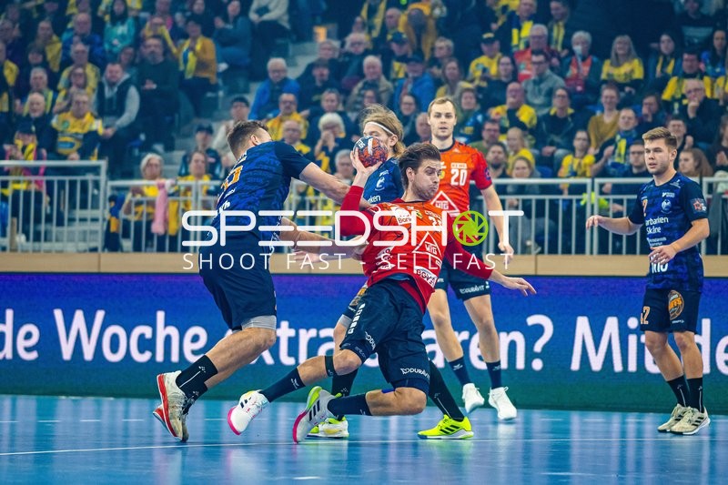 Ein Spieler der Rhein-Neckar Löwen wird bei einem Angriff von einem Spieler von IFK Kristianstad verteidigt.