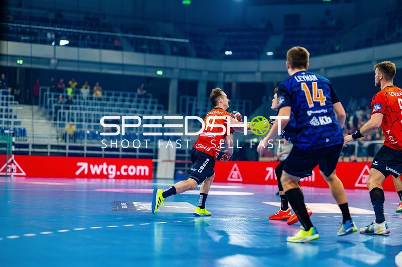 Ein Spieler von IFK Kristianstad versucht, den Ball zu passen oder zu werfen, während ein Spieler von Rhein Neckar Löwen verteidigt.