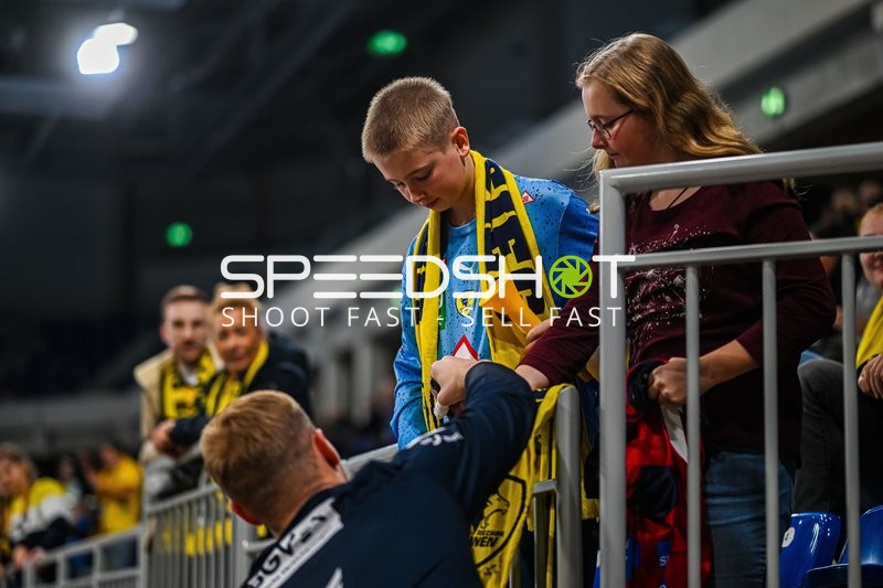 Interaktion zwischen einem Spieler und Fans im Publikum