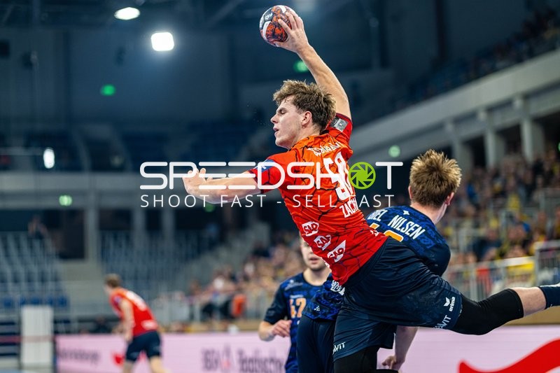 Ein Spieler von Rhein-Neckar Löwen springt zum Wurf.