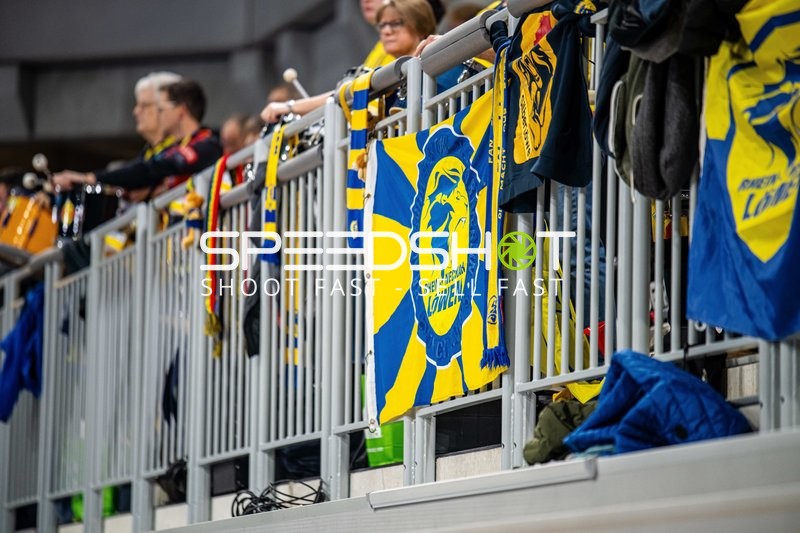 Fans zeigen Unterstützung mit Vereinsfahnen und Schal.