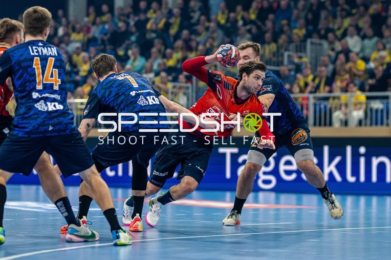 Ein Spieler von IFK Kristianstad versucht, an der Abwehr von Rhein-Neckar Löwen vorbeizudringen und aufs Tor zu werfen.