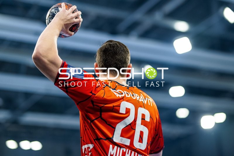 Ein Spieler bereitet sich darauf vor, den Ball zu werfen.