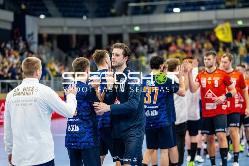 Spieler begrüßen sich nach dem Spiel