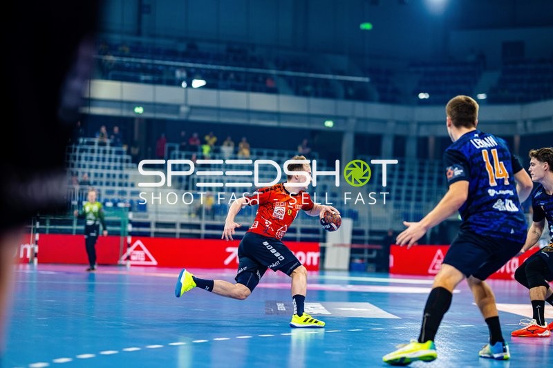 Ein Spieler von IFK Kristianstad greift an, während Arnor Snaer Oskarsson von Rhein-Neckar Löwen in der Verteidigung ist.