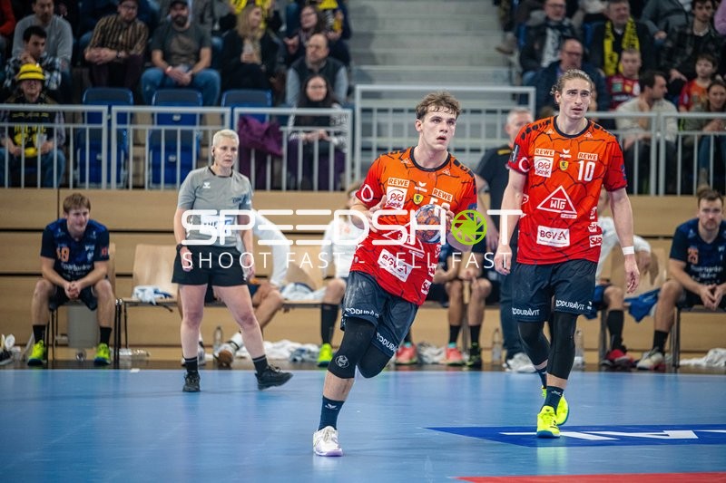 Ein Spieler der Rhein-Neckar Löwen führt den Ball nach vorne, während ein anderer Spieler neben ihm läuft.
