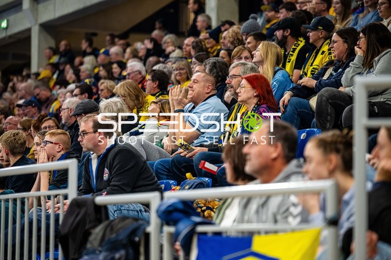 Zuschauer beobachten das Spiel