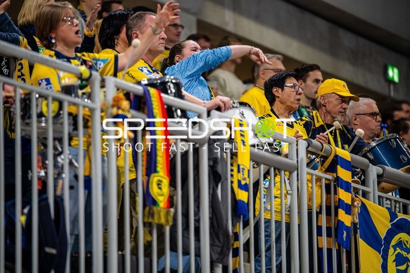 Zuschauer unterstützen ihr Team