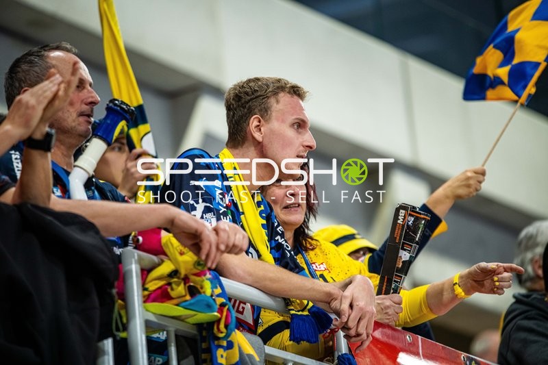 Zuschauer beobachten das Spiel