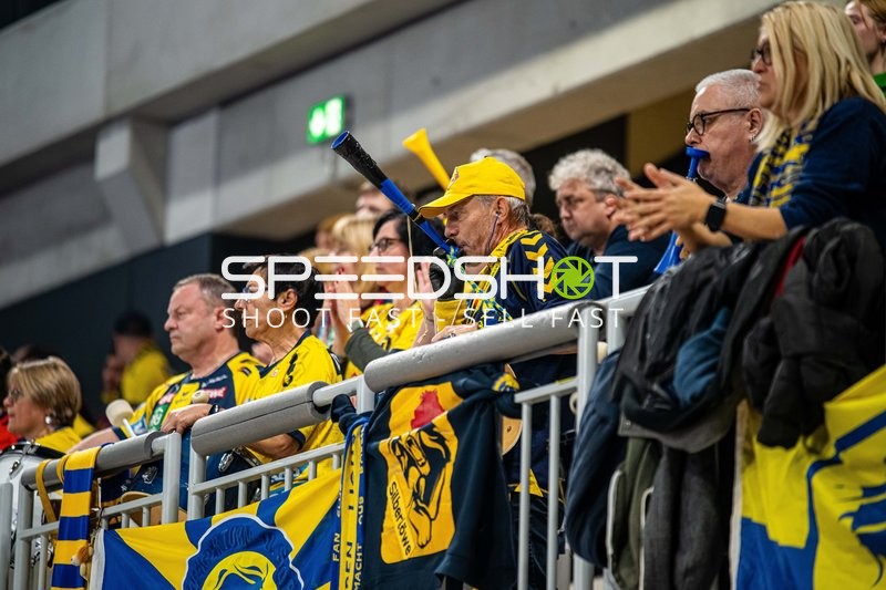 Zuschauer unterstützen ihr Team