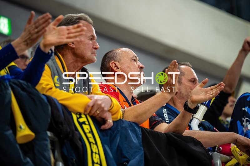 Zuschauer feuern ihr Team an