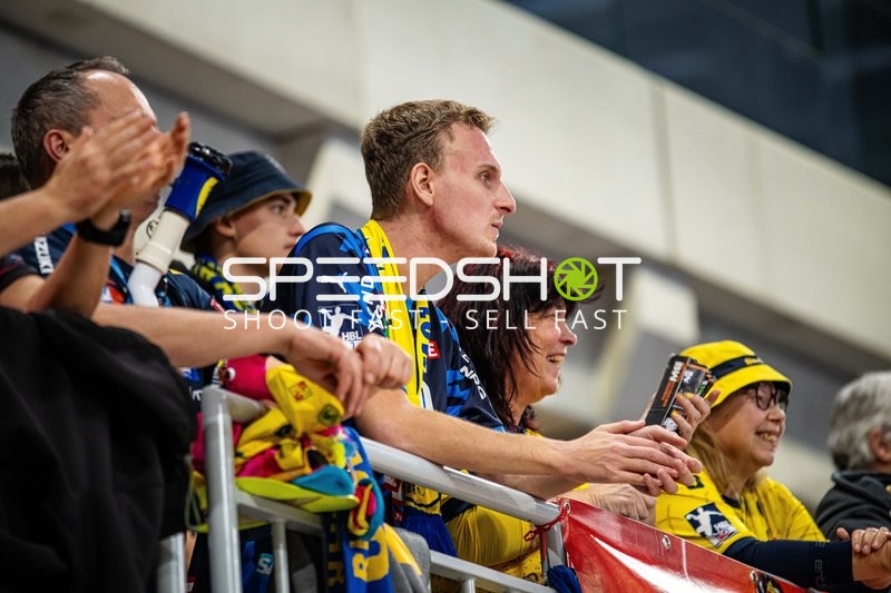 Zuschauer beobachten das Spiel