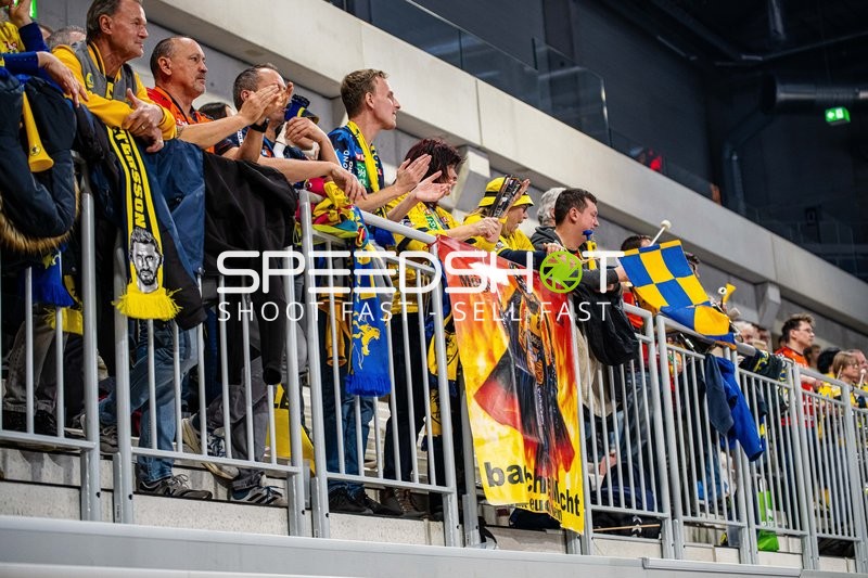 Fans stehen auf und feuern ihr Team an.