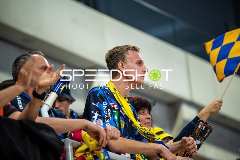 Zuschauer feuern ihr Team an