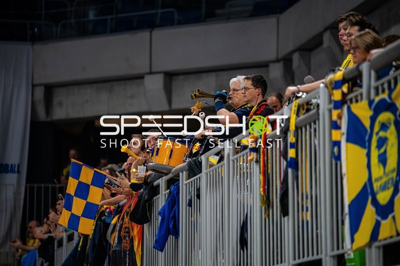 Zuschauer unterstützen ihr Team