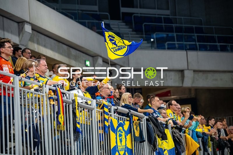 Fans feuern ihr Team an