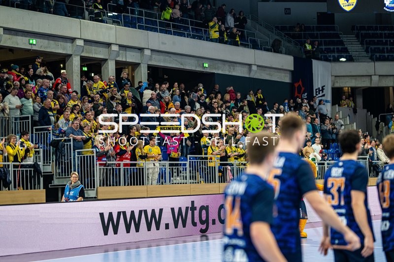 Spieler von IFK Kristianstad stehen vor den Zuschauern.