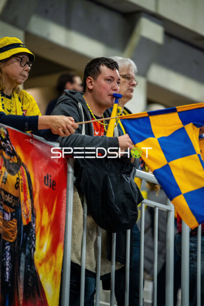 Zuschauer feuern ihr Team an