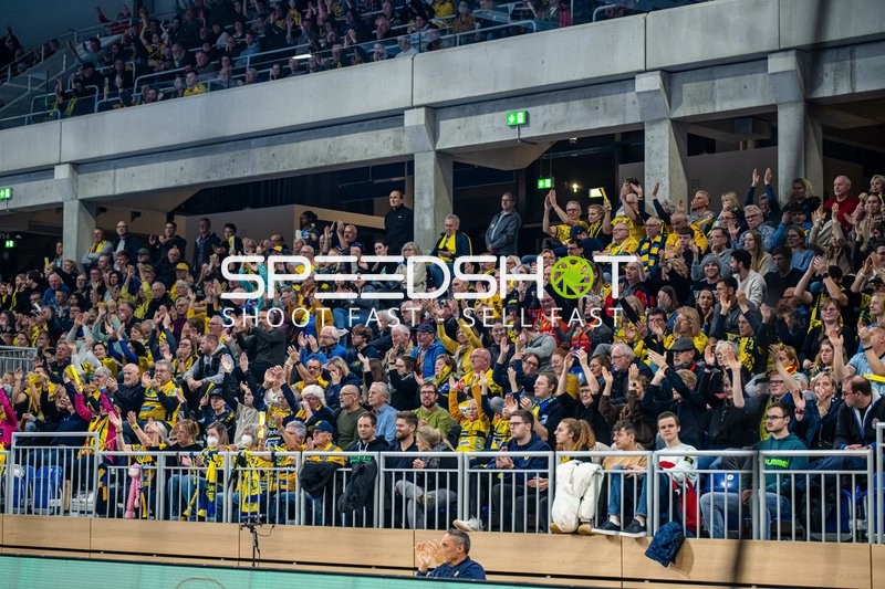 Zuschauer jubeln während des Spiels.