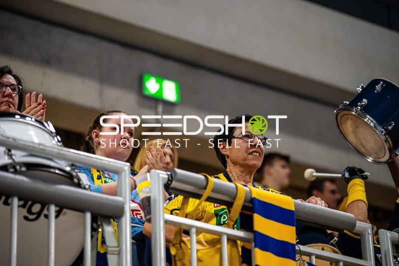 Zuschauer unterstützen lautstark ihr Team.