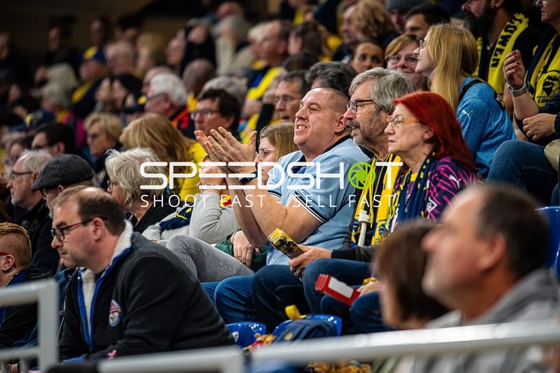 Zuschauer beobachten das Spiel und feuern an.