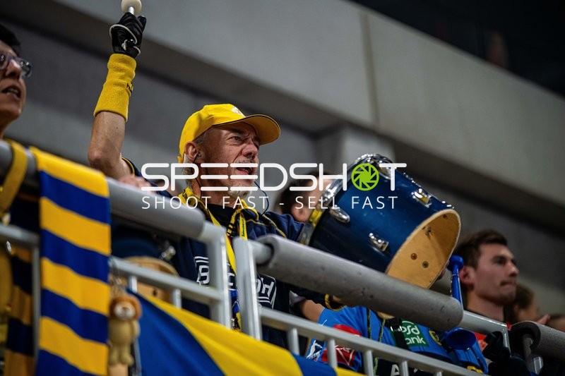 Fans unterstützen ihr Team mit Trommeln und Gesängen im Stadion.
