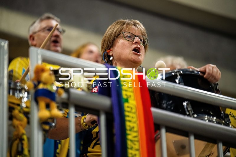 Fans feuern ihr Team während des Spiels an