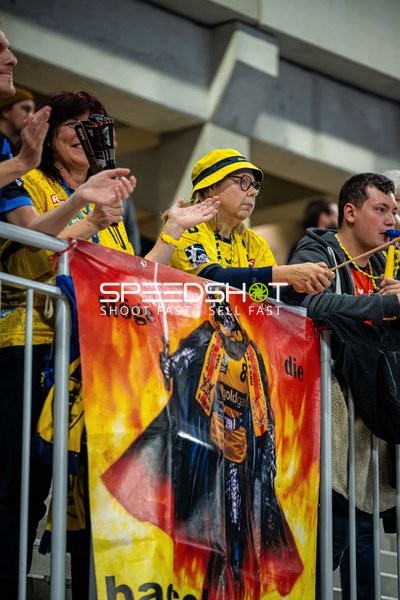 Zuschauer feuern ihr Team an