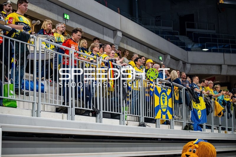 Zuschauer unterstützen ihr Team