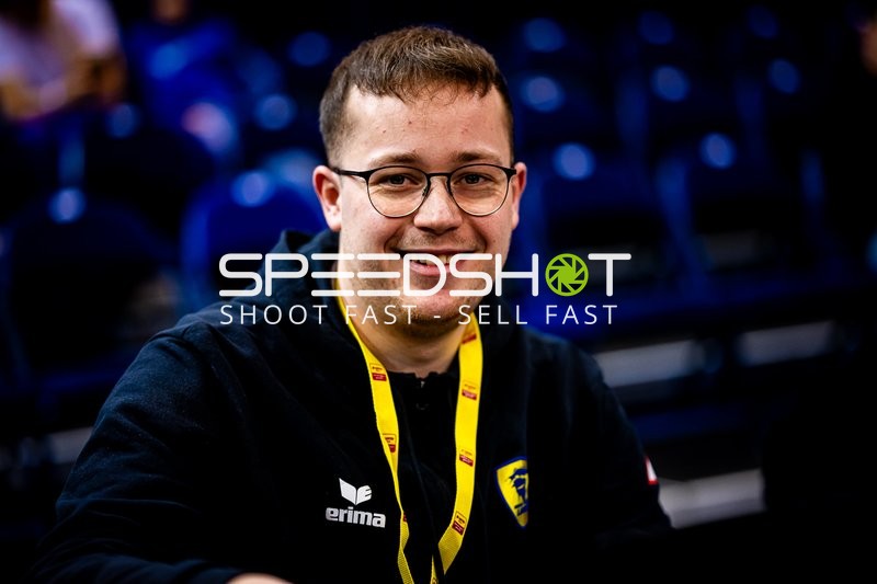 Jemand sitzt in der Arena