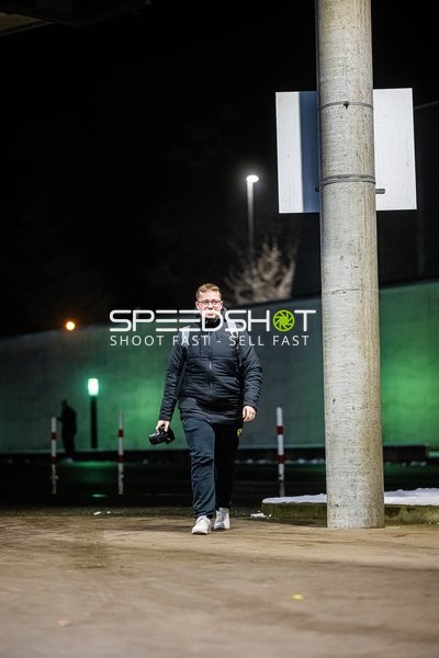 Person kommt an einem Veranstaltungsort an